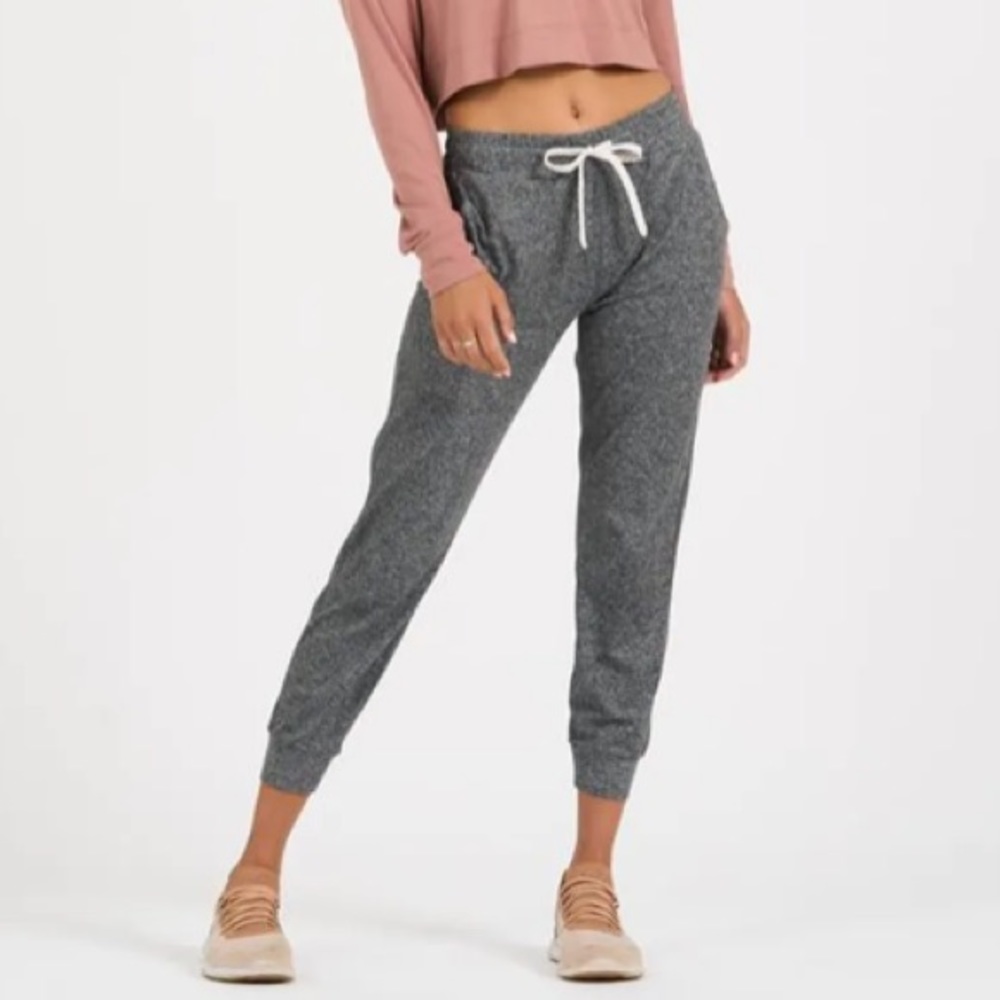 🆕 VUORI Halo Performance Joggers in Heather Grey - Picture 3 of 16